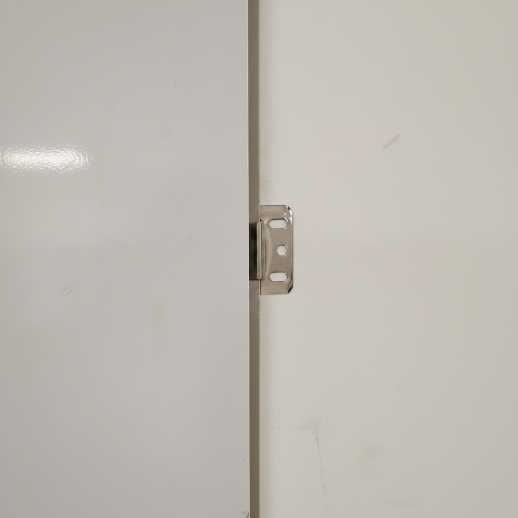 Close-up engineering layout view of the heavy-duty metal installation joint bracket clip mounted flush within the interlocking panel edges.